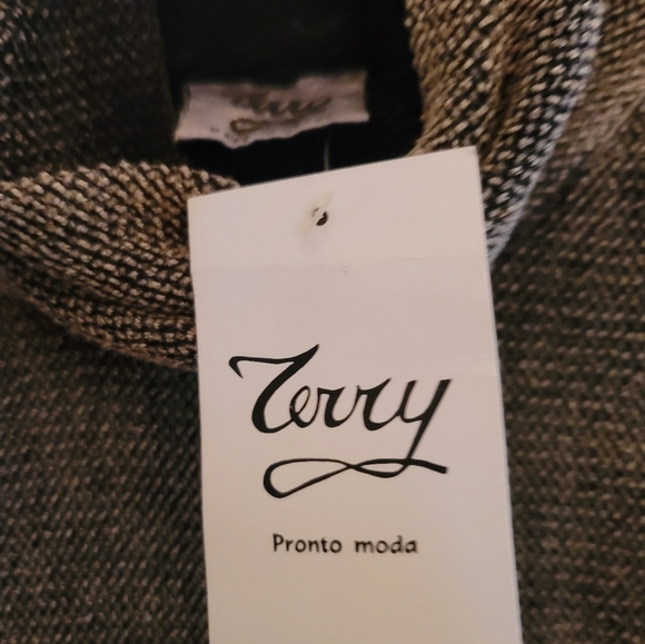 Terry Brand poncho with sleeves and detail at hem - Picture 4 of 10